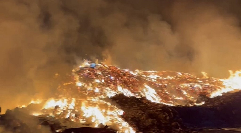 7月丹娜絲颱風重創台南，災區復原棄置廢棄物的烏樹林暫置場21日晚上大火，消防人員灌救逾5小時才控制火勢，暫無人傷亡。（台南市消防局提供）中央社記者張榮祥台南傳真 114年11月22日   