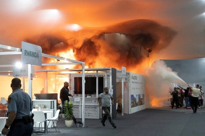當地時間11月20日，COP30 主會場還突發火災，談判被迫暫停逾 6 小時。   圖  : 翻攝自東方IC