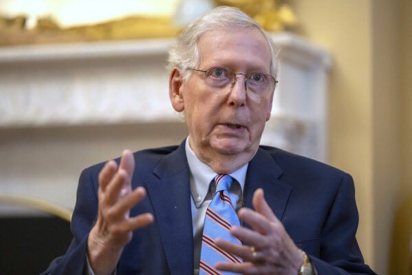  前參議院共和黨領袖麥康奈（Mitch McConnell）也罕見公開嗆聲，指出普丁整年都在「把川普耍得團團轉」。 圖：翻攝自 X 