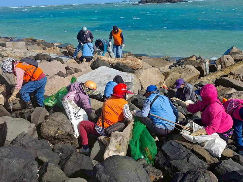 凜冽的東北季風挾帶各式海漂廢棄物，澎湖湖西鄉公所22日在著名的「摩西分海」海岸辦理淨灘活動，近500位大小民眾在短短2個小時，合力清理出4700餘公斤的海漂垃圾，讓海岸線回復昔日的美麗風貌。   圖 : 澎湖湖西鄉公所/提供