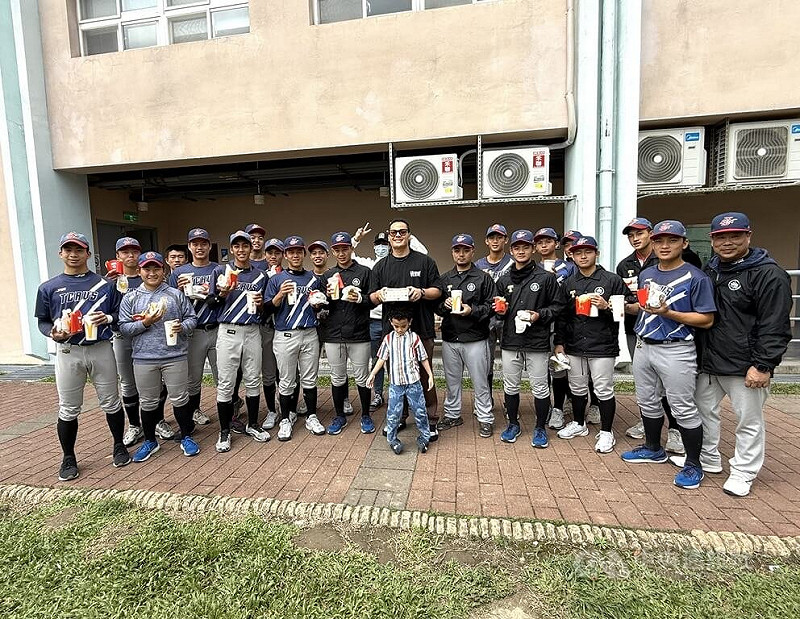 黑豹旗青棒賽興大附農22日16強與台東體中交手，興大附農畢業大學長張育成（中）現身、送麥當勞替學弟打氣。中央社記者謝靜雯攝 114年11月22日   