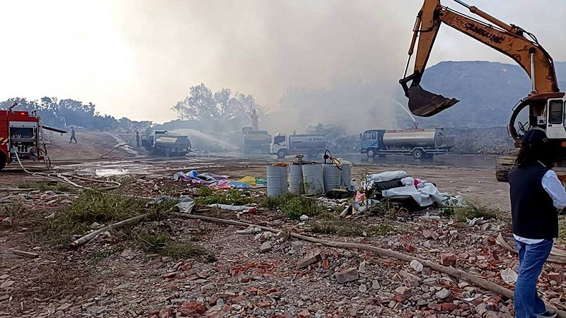 台南市後壁區烏樹林廢棄物暫置場21日晚上大火，消防局灌救約14小時撲滅火勢，目前正進行殘火處理。（台南市消防局提供）中央社記者張榮祥台南傳真 114年11月22日   