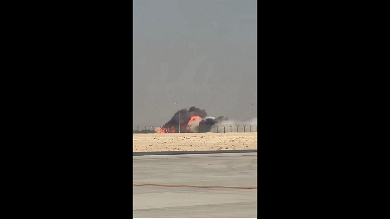 當地時間 11 月 21 日下午 2 點 10 分，阿聯酋杜拜航展最後一天，一架印度國產「光輝」（LCA Fighter）戰機在飛行表演中墜毀，現場濃煙滾滾。   圖:翻攝自影片