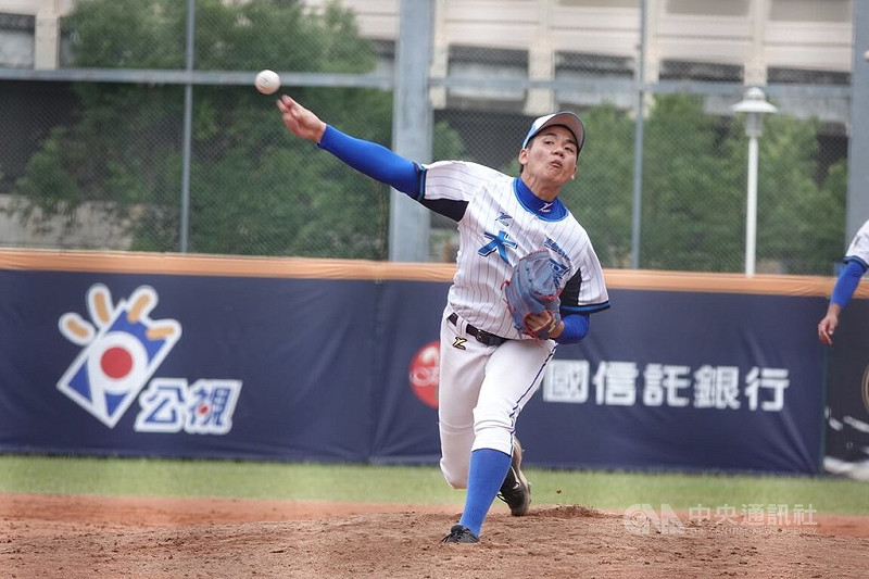 黑豹旗青棒賽大溪高中22日靠著徐少樺（圖）先發5局無失分、好投壓制，率隊以5比0擊敗稻江商職、晉級8強。中央社記者謝靜雯攝 114年11月22日   