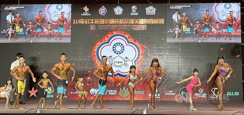 2025紅牛聰勁全國總統盃健美健身錦標賽，22日在新莊體育館展開，共計超過300名選手參賽，還有「健身家庭組」，充分落實全民運動的宗旨。中央社記者黎建忠攝　114年11月22日   