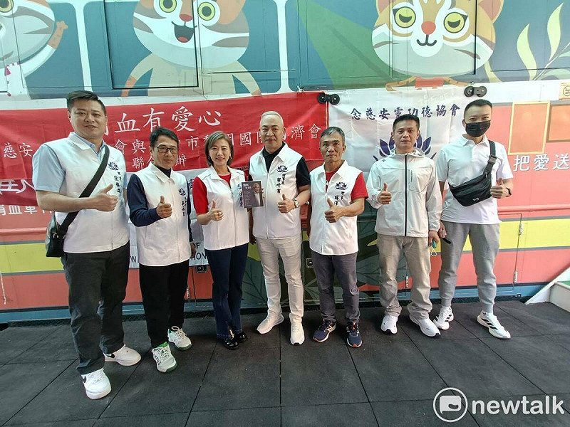 念慈安靈功德協會連續多年舉辦捐血活動，今年度請到素有「戲劇女王」、「八點檔女神」之稱的藝人連靜雯（左三）為公益代言人。   圖：唐復年/攝