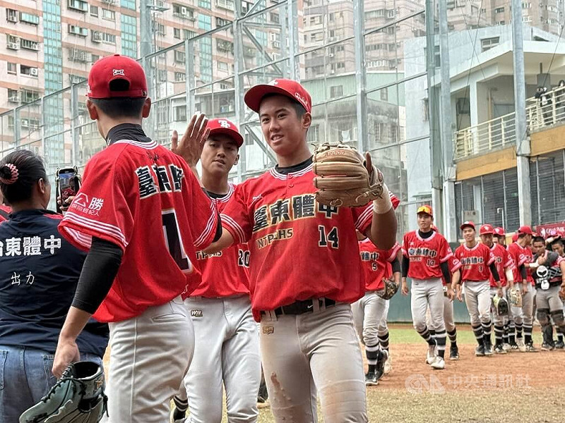黑豹旗青棒賽台東體中（紅衣）22日16強賽與興大附農交手，東體投打發揮以9比3搶勝，睽違4年重返8強。中央社記者謝靜雯攝　114年11月22日   