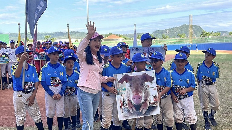 2025年耕元盃全國少年暨青少年棒球錦標賽在台東舉行，22日為賽程最終日，各組冠軍除獎金外還能獲得1頭豬，將由大會宰殺後送獲勝隊伍。中央社記者盧太城台東攝　114年11月22日   