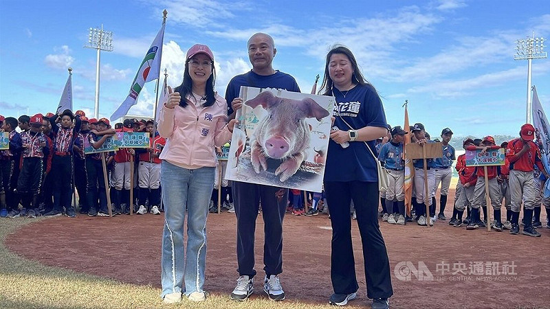 2025年耕元盃全國少年暨青少年棒球錦標賽22日在台東縣圓滿畫下句點，除各組冠軍隊伍能獲得1頭豬外，有6組應援啦啦隊也因表現賣力，分別獲贈1頭豬。中央社記者盧太城台東攝　114年11月22日   