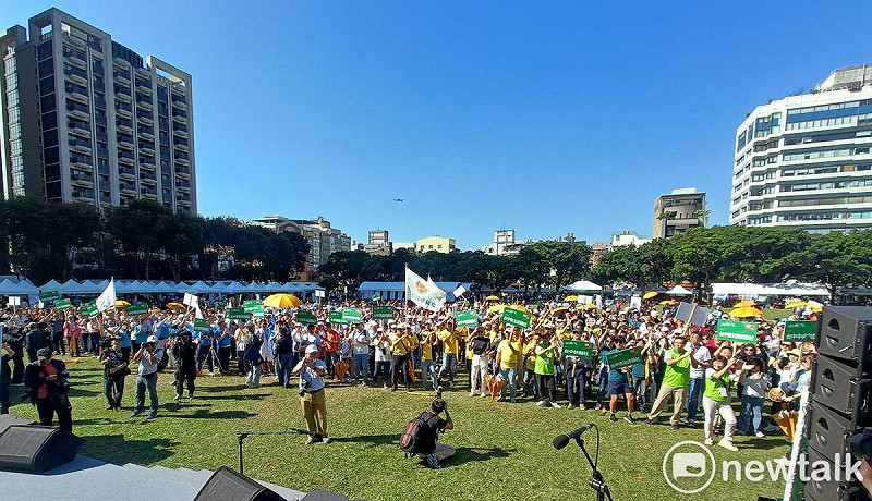 扶輪服務日適逢台中大好天氣，上千社友在市民廣場手舞足蹈歡度充實的一天。   圖：唐復年/攝