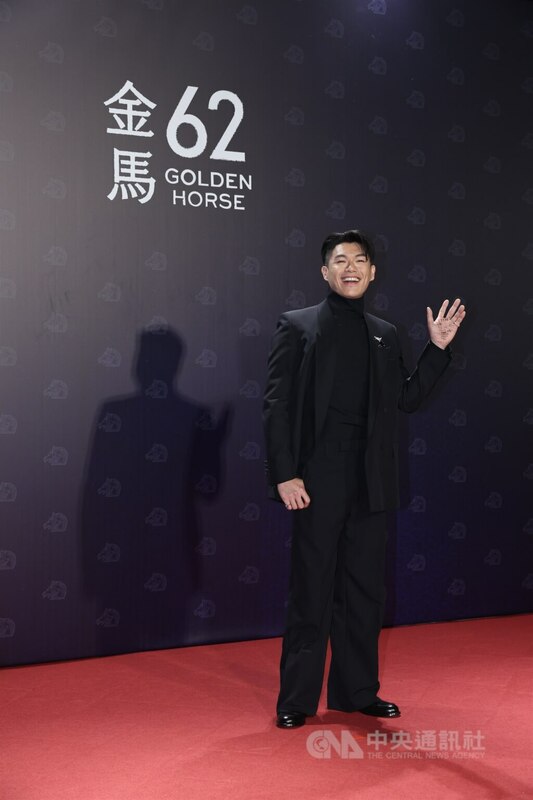 演員柯煒林（圖）以電影「大濛」成為第62屆金馬獎影帝候選人，他開心亮相紅毯，揮手時露出手掌心滿滿的字跡。中央社記者吳家昇攝　114年11月22日   