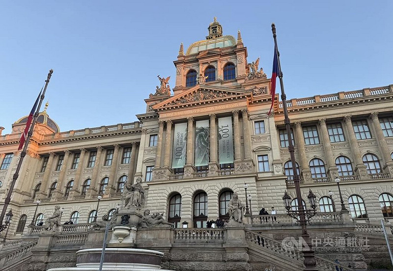 捷克國家博物館10月底換上「故宮文物百選及其故事」的海報，宣傳故宮在捷克展出131組件珍寶，以及「翠玉白菜」首次來歐洲。   圖:中央社提供