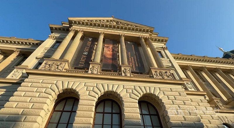 捷克國家博物館從8月底至10月底，在外牆掛上人類祖先化石展覽「露西與賽蘭」的宣傳海報。圖攝於9月11日。中央社記者劉郁葶布拉格攝　114年11月22日   