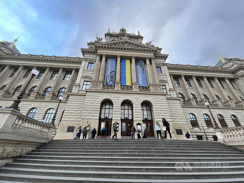 2022年2月俄羅斯入侵烏克蘭不久後，捷克國家博物館便懸掛起烏克蘭國旗，象徵捷克對烏克蘭的聲援，一直到今年8月被撤下，引發關注。圖攝於2023年3月4日。中央社記者劉郁葶布拉格攝　114年11月22日   