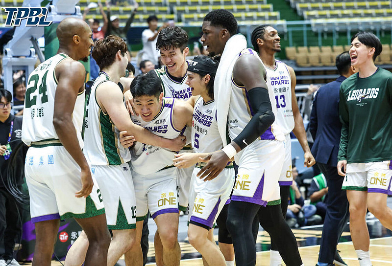 台灣職業籃球大聯盟（TPBL）桃園台啤永豐雲豹隊22日在主場迎戰新北國王隊，靠著莊博元（前中）在終場前14秒雙方平手時的關鍵抄截，終場成功以103比101險勝國王。（TPBL提供）中央社記者黎建忠傳真　114年11月22日   