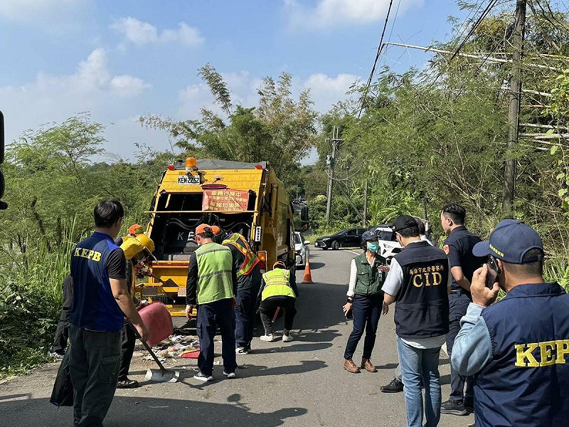 警方啟動鷹眼小組，深入山區勘查，破獲偷倒垃圾集團。   圖：高雄市政府/提供