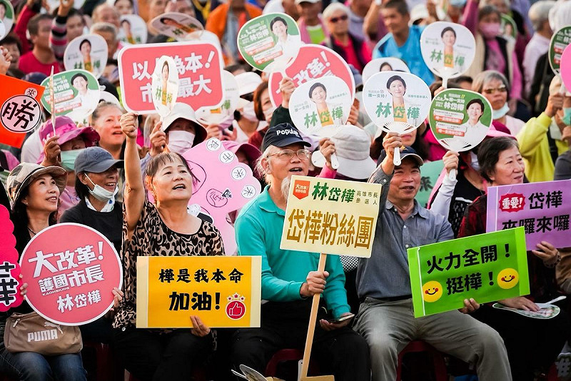 旗山群眾以手舉牌熱情林岱樺。   圖：林岱樺辦公室/提供