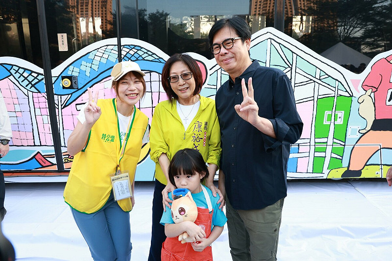 陳其邁(右)、康裕成(中)出席彩繪輕軌列車揭幕活動。   圖：高雄市政府/提供