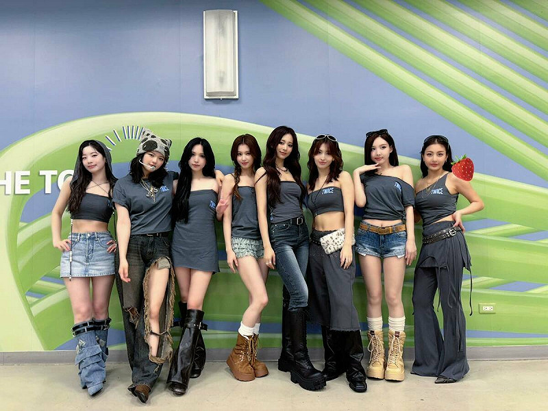 TWICE 22日晚間在高雄世運主場館開唱，台灣成員周子瑜終於「回家開唱」，吸引萬名粉絲湧入支持。   圖/取自TWICE臉書粉專