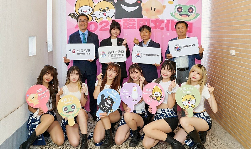 第14年登場的韓國文化日結合城市外交，5姊妹市吉祥物首同框，張硯卿(後排左二)持續深化台韓友好交流。   圖：高雄市行國處/提供