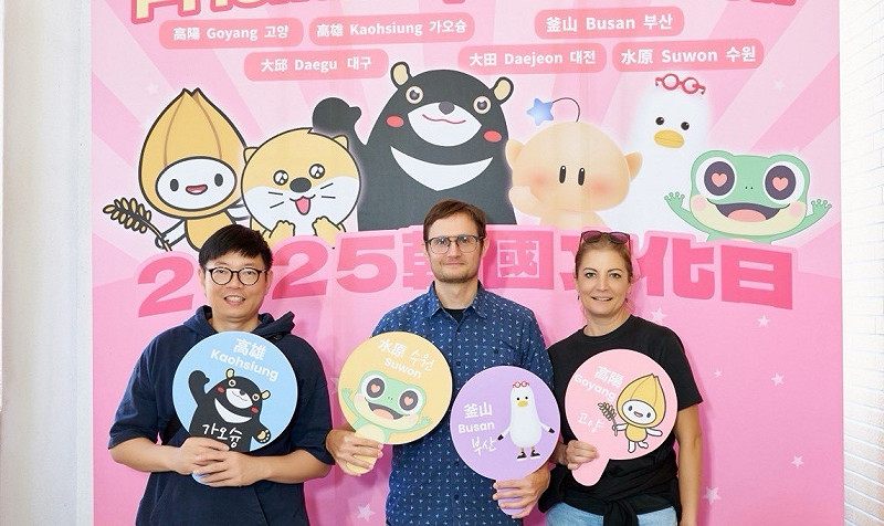 韓國文化日結合城市外交，高雄姊妹市吉祥物首度同框亮相，吸引民眾拍照。   圖：高雄市行國處/提供