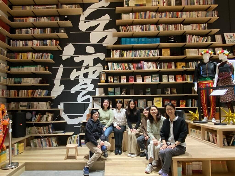 教育部青年發展署主辦「青年百億海外圓夢基金計畫」，支持3位台灣青年赴紐約實習，參與聯合國周邊會議。實習生與世台聯合基金會總幹事黃怡妙拜會紐約華僑文教服務中心。   （世台聯合基金會提供） 