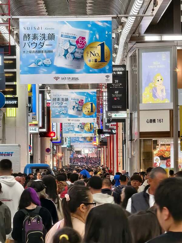 臉書粉專《日本自助旅遊中毒者》拍攝心齋橋筋商店街，驚訝人潮依舊爆滿。   圖/取自臉書粉專《日本自助旅遊中毒者》