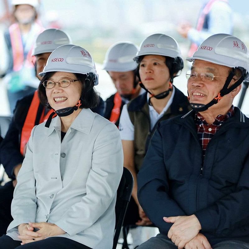 蔡英文與蘇貞昌一起參觀淡江大橋。   圖：翻攝自蔡英文臉書