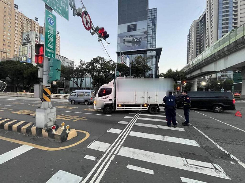 台中市西屯區23日上午發生貨車右轉碰撞行人事故，造成74歲行人頭部、左手撕裂傷、左胸口疼痛送醫救治；警方將調閱周邊監視器畫面，釐清肇事責任。（民眾提供）中央社記者郝雪卿傳真  114年11月23日   