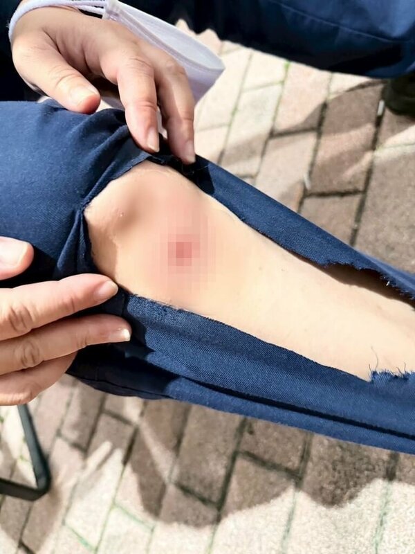 韓團TWICE週末在高雄世運主場館開唱，但世運大道卻有違規攤販販賣盜版周邊。左營警方表示，陳姓攤商拒不配合身分查證企圖逃跑，員警制止跌倒挫傷，全案依妨害公務、傷害罪嫌送辦。（高市左營警分局提供）中央社記者洪學廣傳真　114年11月23日   