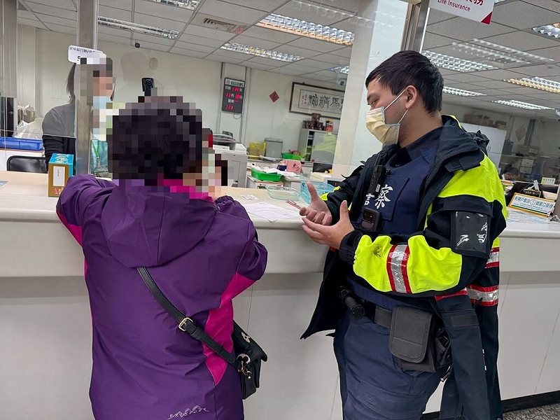 台中市一女子日前到郵局匯款新台幣5萬元，行員發現對方是警示帳戶而報警協助，警方發現女子是要網購玉鐲遇詐，最後女子感謝郵局及警方協助才未失金。（民眾提供）中央社記者郝雪卿傳真  114年11月23日   