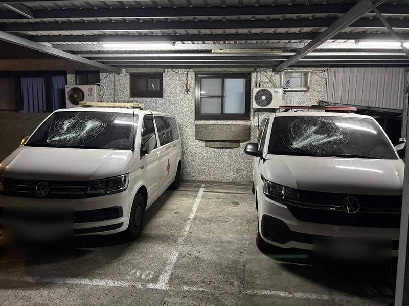屏東恆春旅遊醫院22日晚上發生停放在院內停車場的2輛救護車遭砸，救護車擋風玻璃碎裂，警方調閱監視器追查涉案男子中。（恆春警方提供）中央社記者李卉婷傳真 114年11月23日   