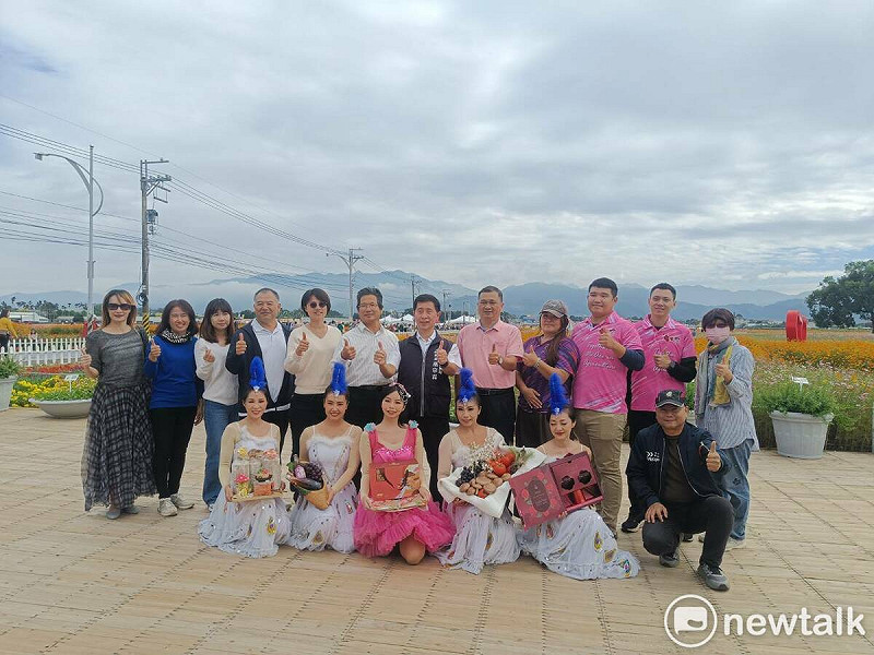 精選新社在地青農商品走秀，鼓勵民眾在賞花之餘，也別忘了採購在地特色伴手禮、提前為年節旅遊及禮盒暖身促銷。   圖：唐復年/攝