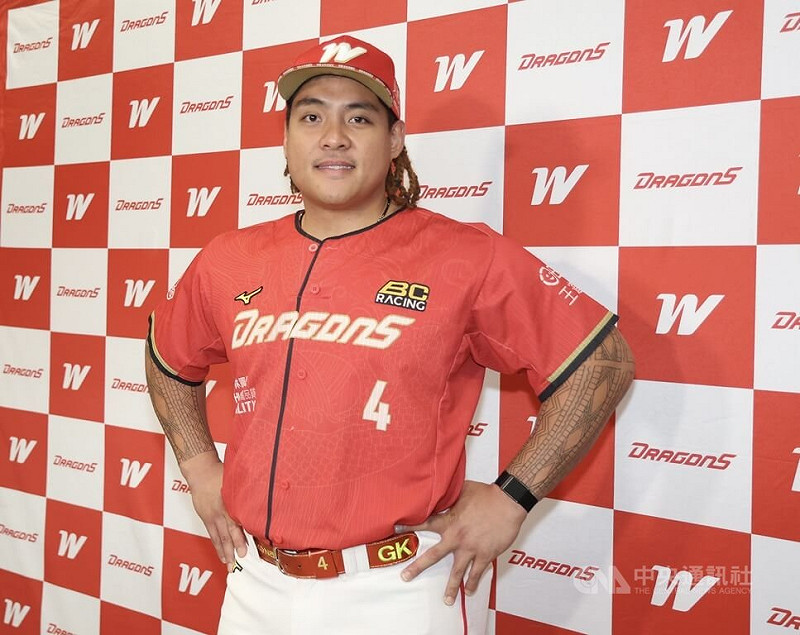 具旅美資歷的味全龍隊野手吉力吉撈．鞏冠（圖）表示，這幾年有感受到中職投打都有進步、不能停下腳步，樂見包括林安可、徐若熙挑戰旅外，也給他們建議「要狠一點」。中央社記者張新偉攝 114年11月23日   