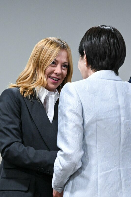 義大利總理梅洛尼（Giorgia Meloni）今（23）日在南非約翰尼斯堡舉行的 G20 峰會上，首次與日本首相高市早苗會面。   圖：翻攝自 X@Giorgia Meloni