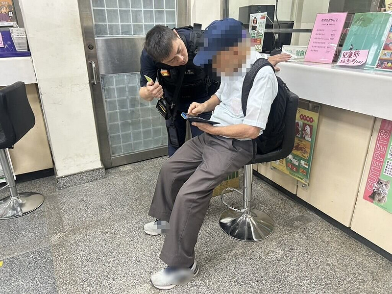 台中市86歲老翁日前到郵局欲匯款新台幣19萬元，稱是越南旅遊團費，行員詢問後起疑通報警方，老翁最後鬆口是要投資靈骨塔，藉由轉手賣出來獲利，經警方說明是常見詐騙手法才放棄提款。（民眾提供）中央社記者郝雪卿傳真　114年11月23日   
