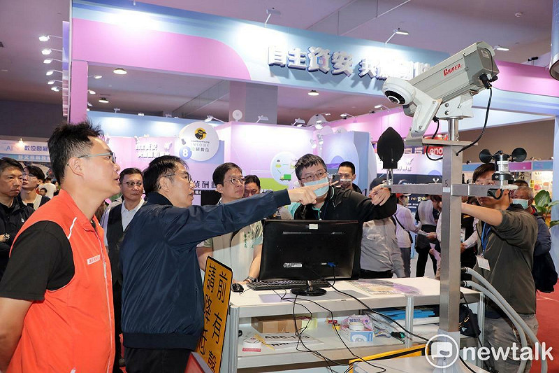 中山科學研究院舉辦的「國防AI應用創新競賽與論壇」，自本月22日至23日在大台南會展中心登場，活動聚焦人工智慧（AI）在國防領域的發展與實務應用。台南市長黃偉哲出席向歡迎產官學研代表齊聚台南，也感謝各界投入國防科技與AI創新。   圖：台南市政府提供