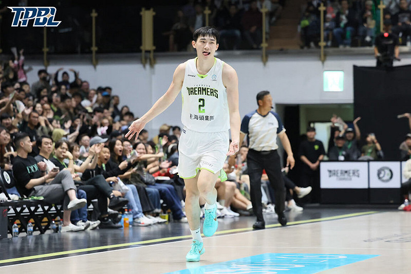 台灣職業籃球大聯盟（TPBL）福爾摩沙夢想家23日在主場迎戰台北台新戰神，夢想家在本土前鋒馬建豪（中）全隊最高27分領軍下，終場以128比117獲勝，進帳近期2連勝，戰績也回到5成大關。（TPBL提供）中央社記者陳容琛傳真　114年11月23日   