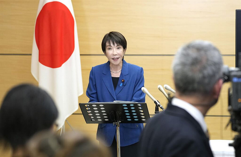 日本首相高市早苗（中）。（共同社）   