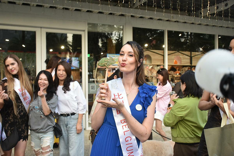 比利時小姐拍照時作勢與變色龍接吻。   圖：孫家銘攝