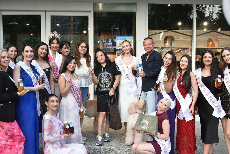 佳麗們在「天使與惡魔寵物園區」停留一個多小時後才依依不捨離開。   圖：孫家銘攝