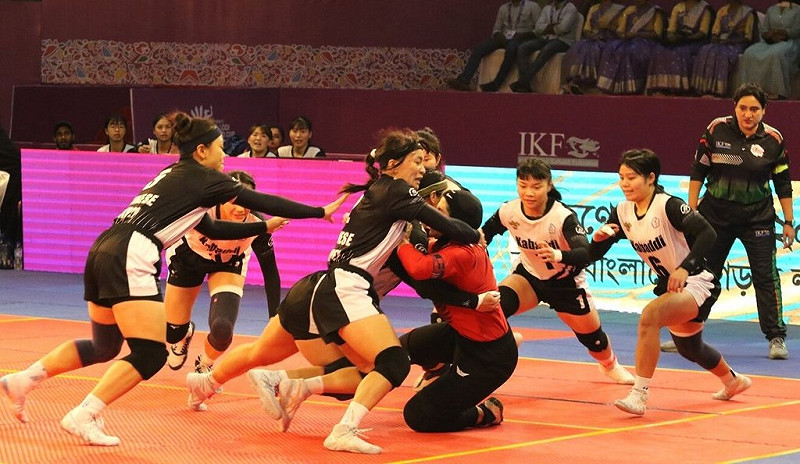 2025第2屆女子卡巴迪世界盃台灣代表隊（黑衣）表現出色，23日於4強賽擊敗地主孟加拉，將與霸主強權印度爭奪金牌。圖為預賽台灣對伊朗賽事。（蔡威暘提供）中央社記者黎建忠傳真　114年11月23日   