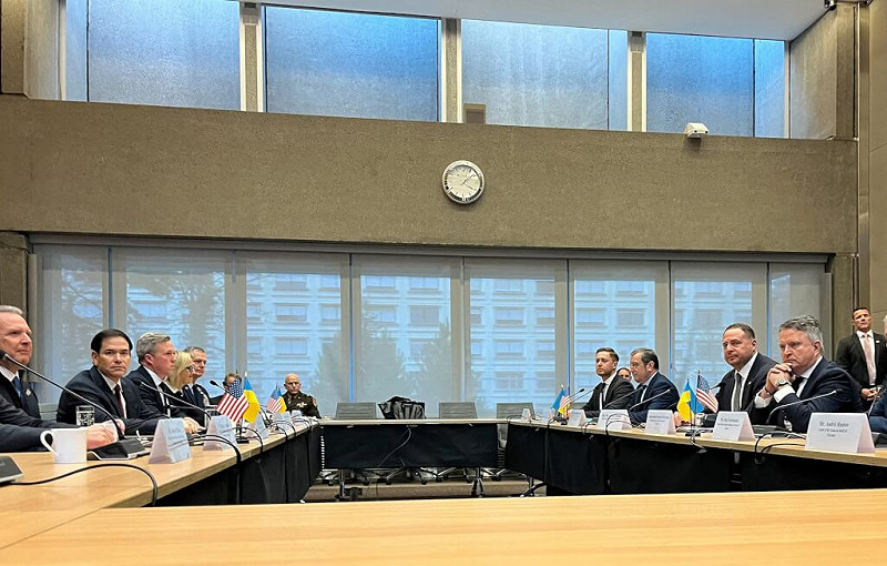 美國國務卿盧比歐（左2）23日與烏克蘭代表團在瑞士日內瓦會面，磋商美方提出的終結俄烏戰爭和平計畫草案。（路透社）   圖：中央社提供