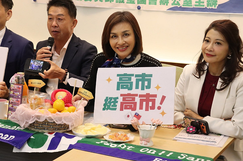 邱議瑩在「高市挺高市」記者會上大喊挺日宣言。   圖/邱議瑩臉書