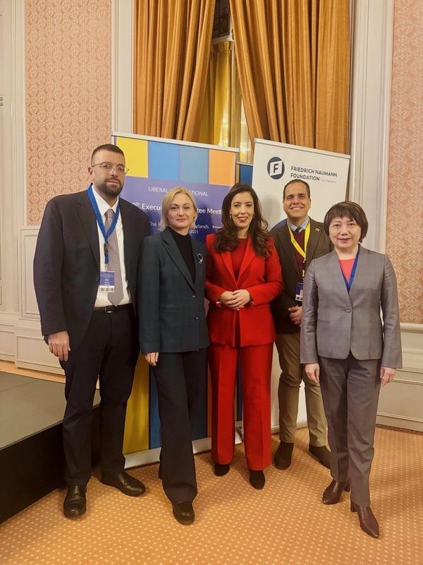 立委范雲（右）代表民進黨擔任國際自由聯盟副主席，受邀擔任「震撼與麻木：自由派如何在常態性危機與不安全感政治中航行」論壇講者。   圖：范雲辦公室提供