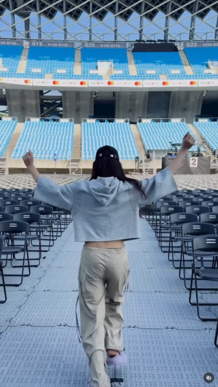 子瑜站在世運主場館中央望向四周，接著向前開心奔跑，似乎在表達「終於回家」的喜悅。   圖：翻攝自TWICE IG