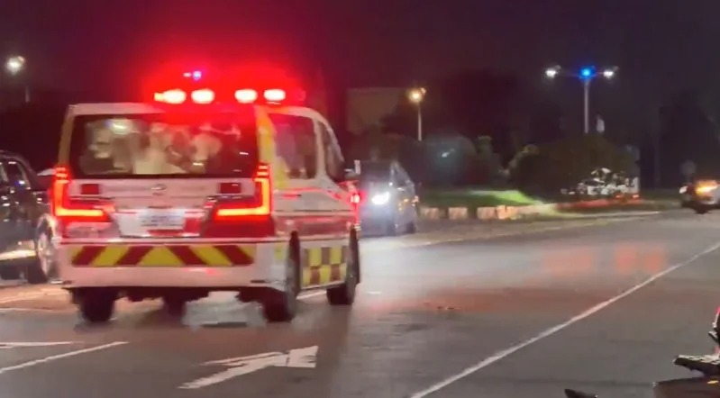 香港籍婦人於高雄夢時代用餐，突然暈倒失去呼吸心跳，緊急送醫後救回。   圖：翻攝自記者爆料網