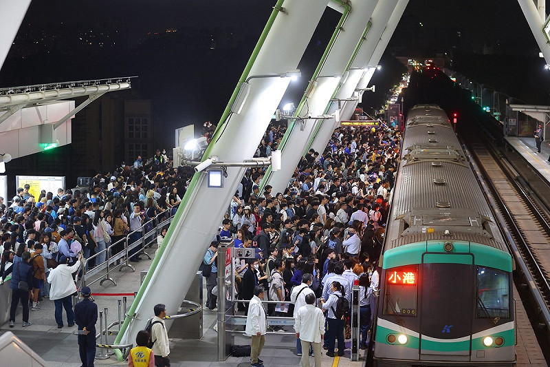 高雄捷運於22日單日運量達35萬人。   圖： 取自高雄市政府