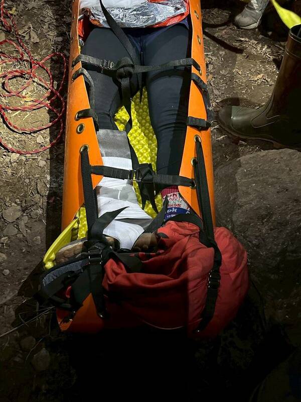 受傷男子經檢視左腳踝疑閉鎖性骨折無法行走。   圖：消防局提供