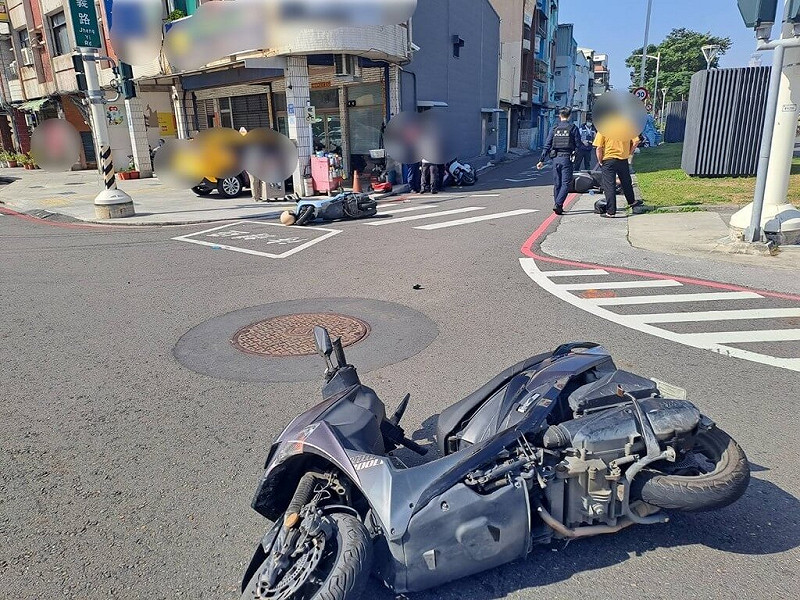 75歲陳姓男子24日上午開車行經高雄市一處路口時，疑操作不當，碰撞前方停等紅燈5部機車，造成5名機車騎士輕微擦挫傷。（高雄市警察局苓雅分局提供）中央社記者張已亷傳真　114年11月24日   